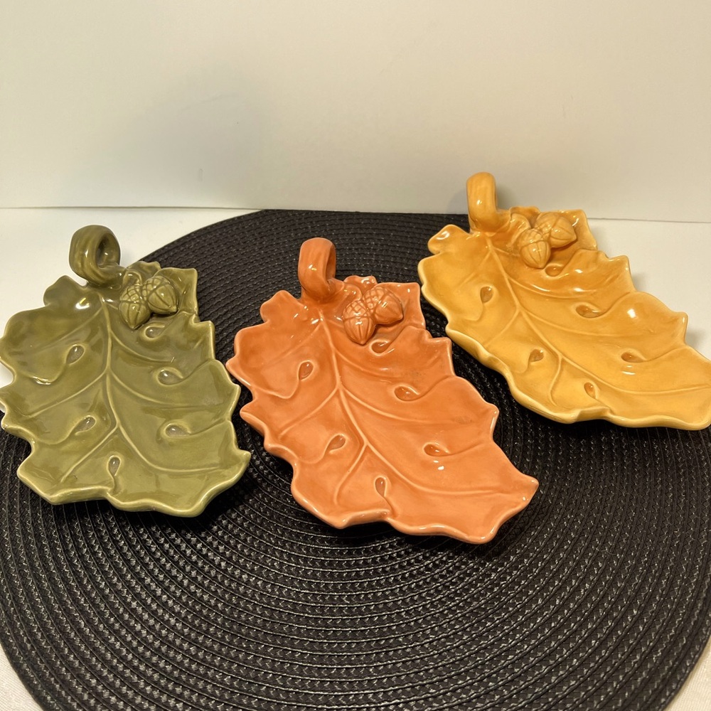 Set of 3 Vintage Ceramic Oak Leaf Fall Decor Plates 7.5” x 5” Green/Gold/Orange